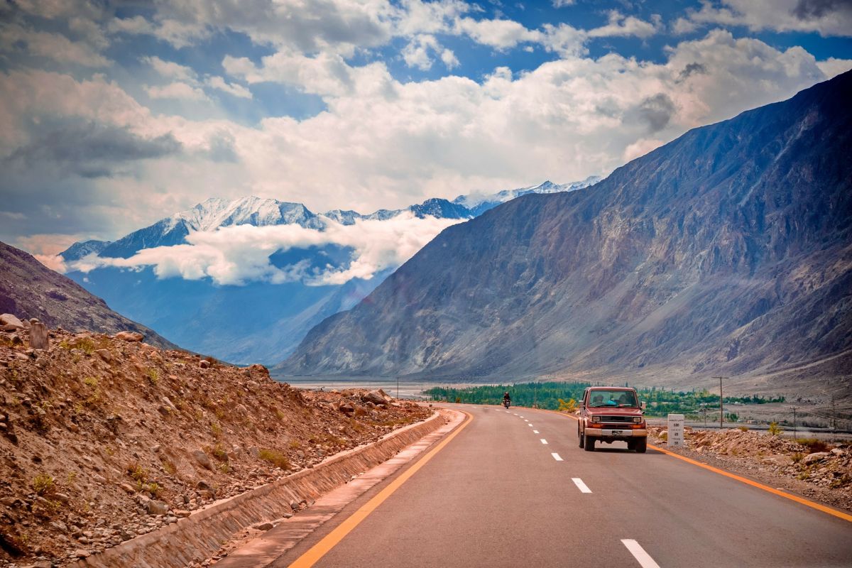 20 Interesting Facts About Pakistan 11 Facts About Pakistan: longest paved road KKH